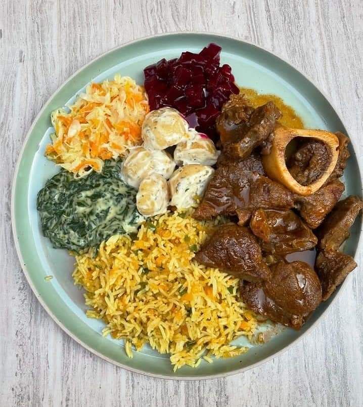 Oxtail with rice, spinach and sides